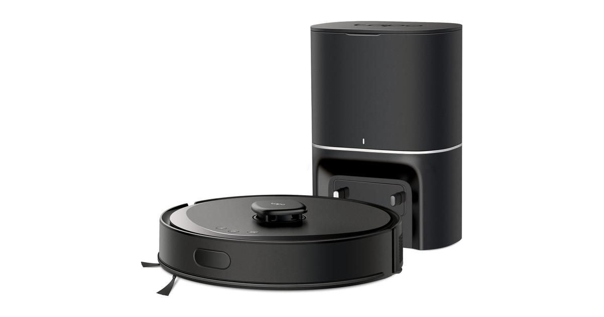 Tapo RV30 Max Plus negro delante de su base de vaciado.