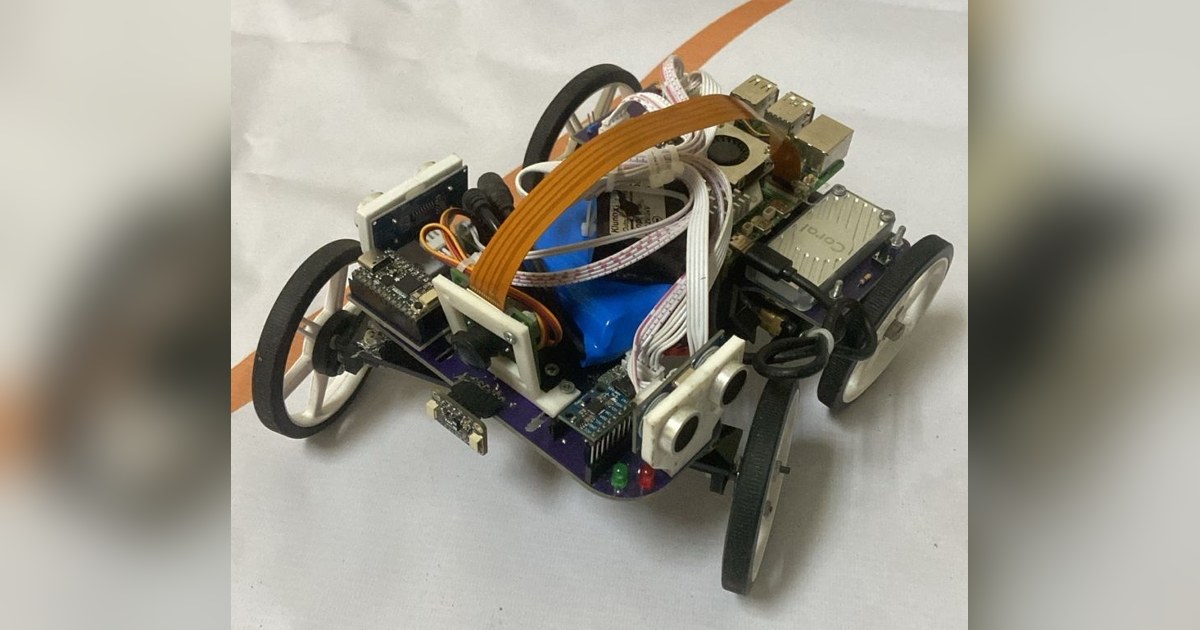 Fotografía de The Pythons de su coche robot completo, con placa estructural, cuatro ruedas y soporte elevado de cámara.