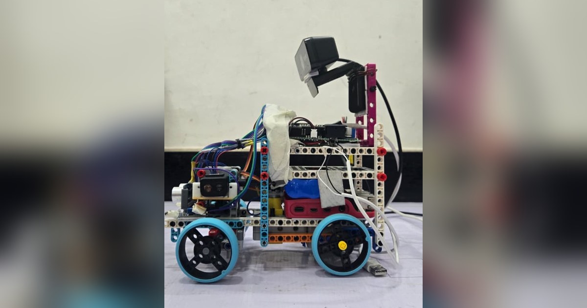Fotografía de The Statesmen de su coche robot completo, con chasis LEGO, cuatro ruedas y soporte elevado de cámara; recorte de la fotografía original.