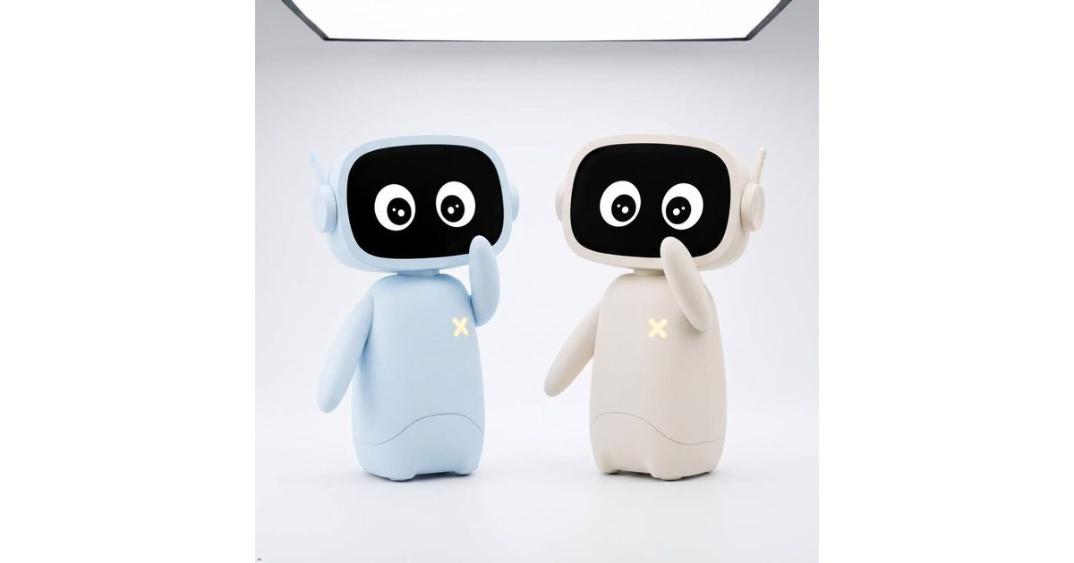 Dos robots físicos XiaoMu en azul y crema sobre un escritorio
