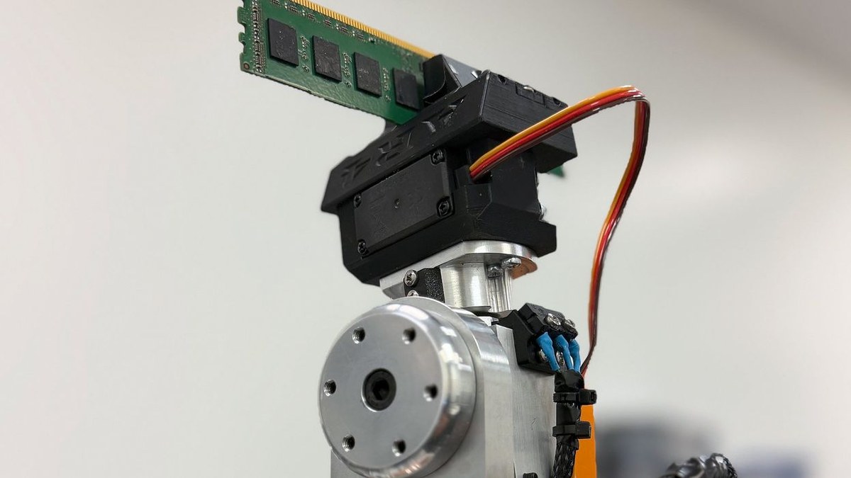 Tuurny Nantul: un robot para rescatar chips RAM antes de triturar la basura electrónica