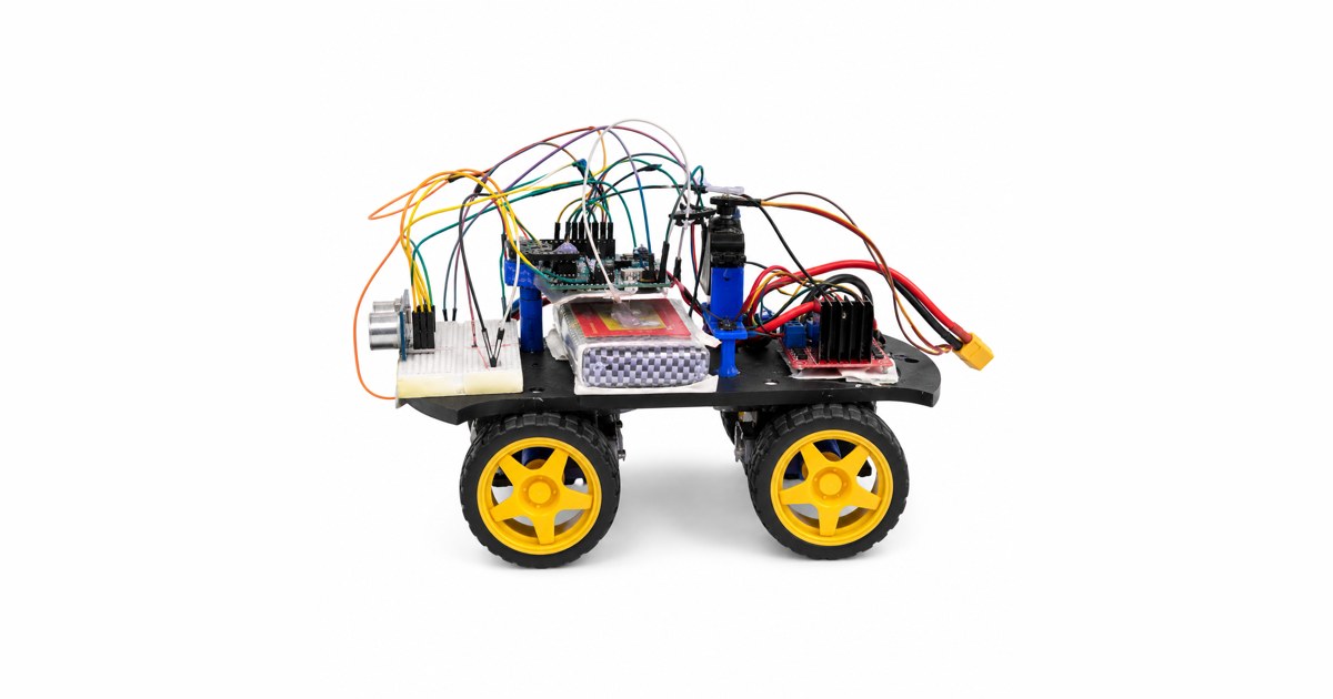 Fotografía de Vandelvira Engineers de su coche robot completo, con ruedas amarillas, chasis propio y sensores sobre el cuerpo.
