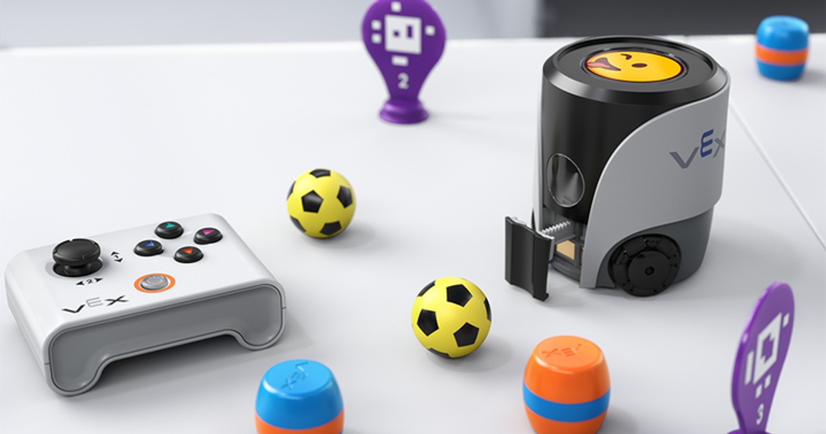 Render oficial de VEX AIM con mando, pelotas, barriles y señales AprilTag.
