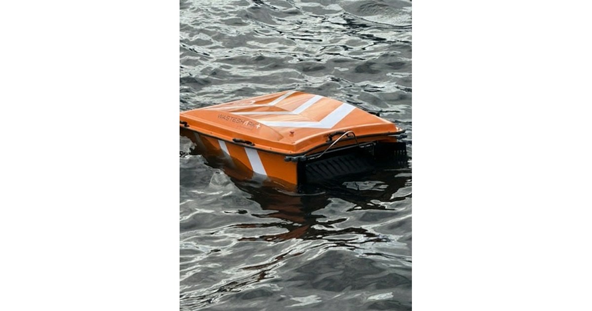 WasteShark Plus naranja navegando sobre el agua con la abertura de recogida frontal visible.