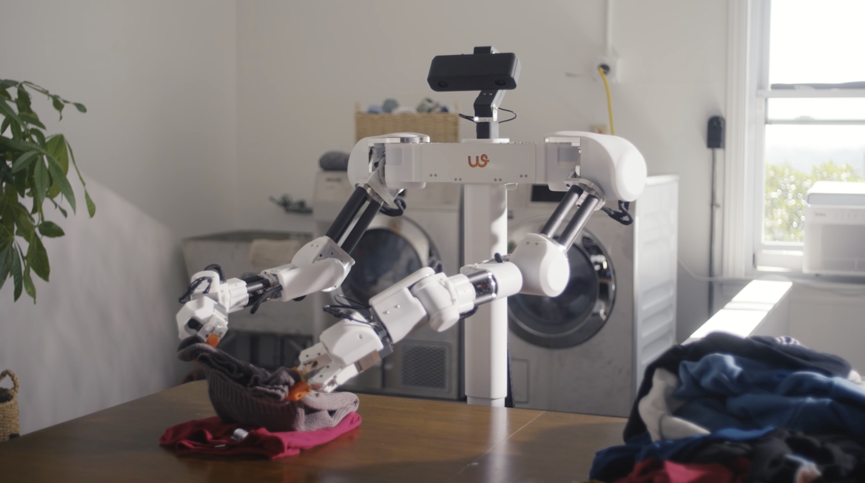 Weave Isaac 0 pone a la robótica doméstica frente a una verdad incómoda: doblar ropa aún necesita bastante ayuda humana