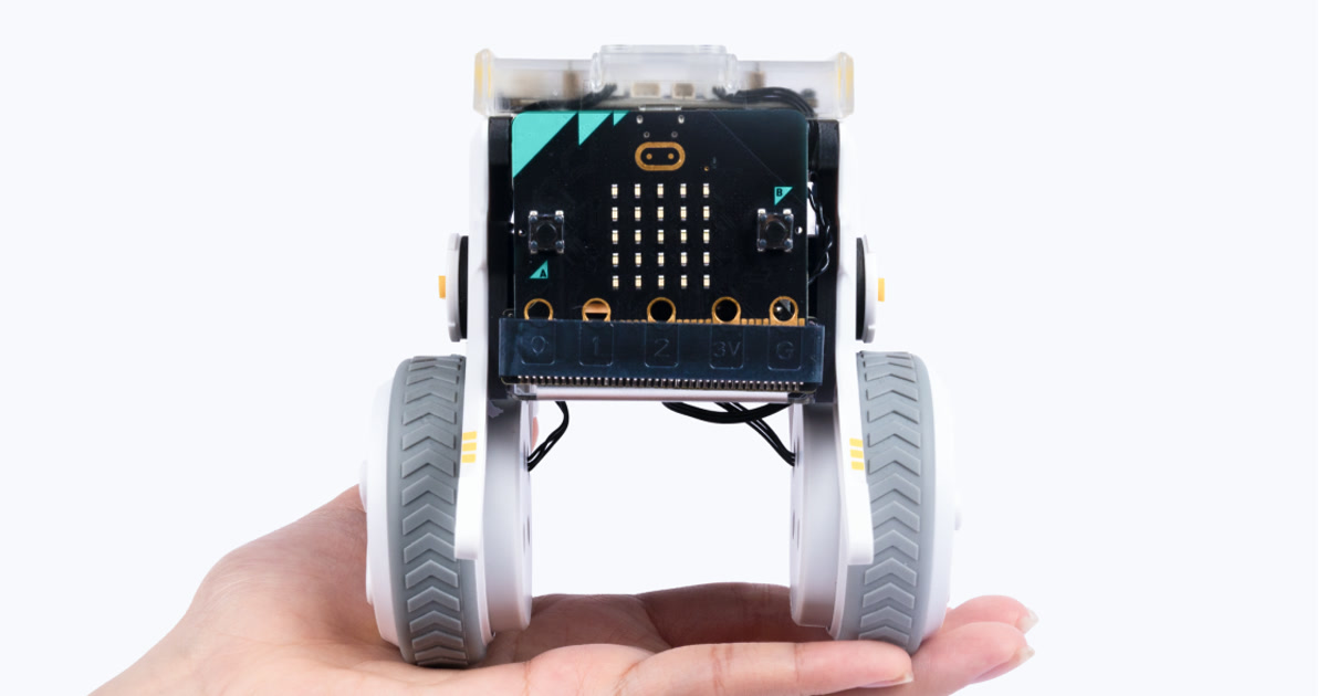 Fotografía oficial del XGO Rider con una placa micro:bit en el frontal, sostenido sobre una mano y apoyado en sus dos ruedas.