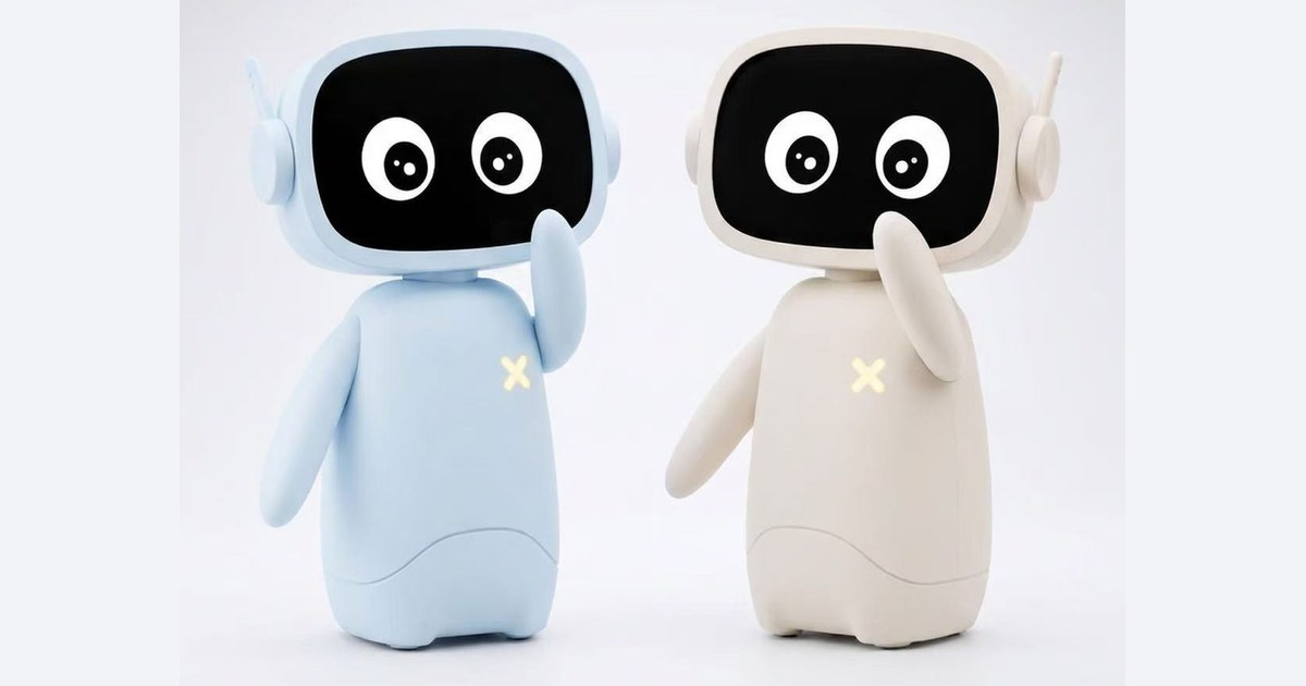 Fotografía oficial de dos robots XiaoMu, azul y crema, con las pantallas encendidas y un brazo levantado sobre una mesa.