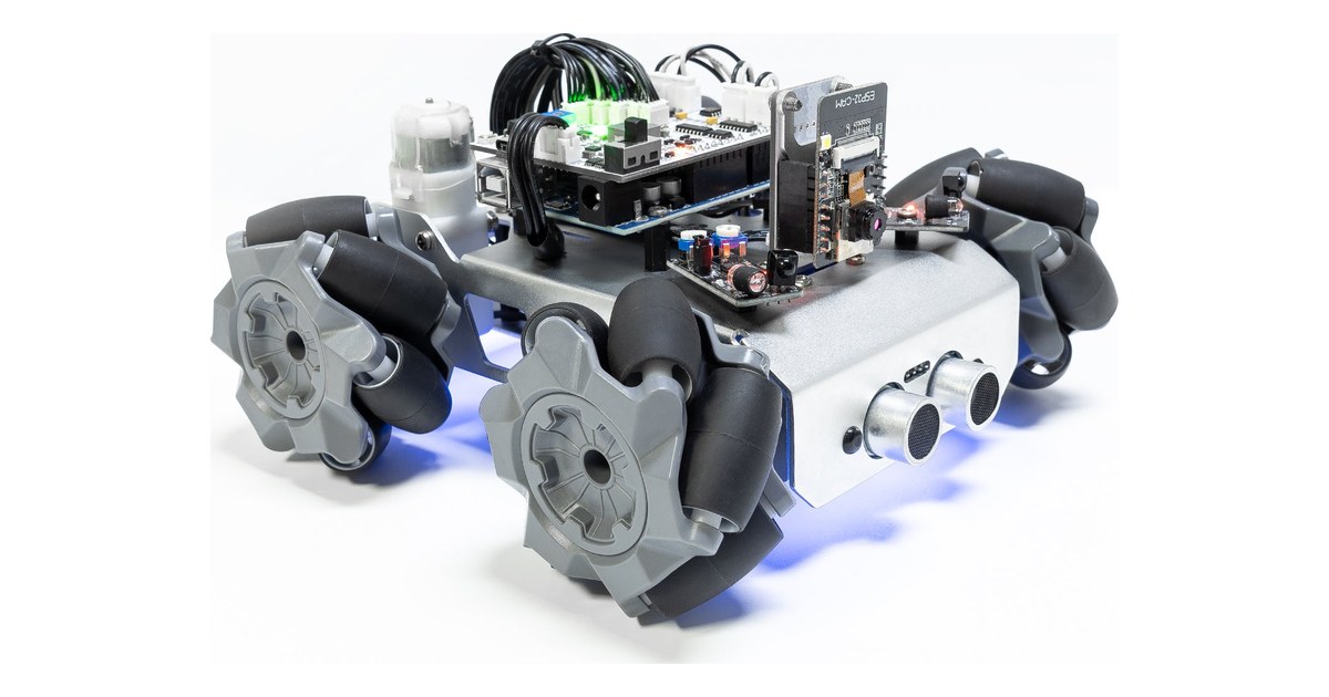 Robot Zeus Car de SunFounder con cuatro ruedas Mecanum, cámara y electrónica visible sobre chasis metálico