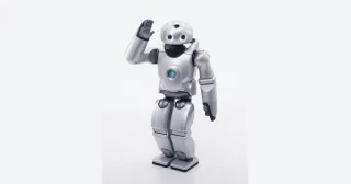 QRIO de Sony, de cuerpo entero, saludando con la mano derecha.
