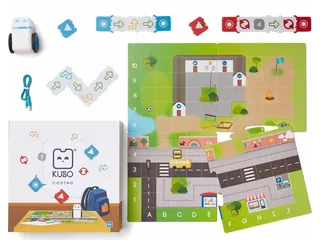 Robot KUBO Coding junto al mapa de actividades y las piezas TagTiles.