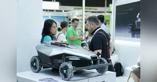 Fotografía oficial del prototipo Lawnova X2 completo expuesto en spoga+gafa 2026, con visitantes del stand al fondo.