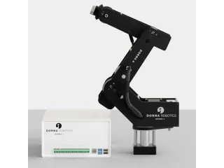 Imagen de producto de Dorna 2 Black de cuerpo entero junto a su controlador.