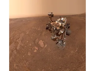Autorretrato de Curiosity con sus seis ruedas sobre la superficie de Marte en Rock Hall.