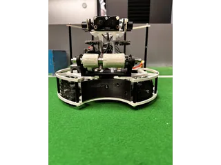 Fotografía del equipo Apex del robot completo, con cuatro ruedas omnidireccionales, retenedor frontal y sensores elevados.
