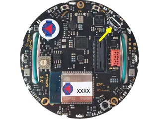 Vista superior de un e-puck2 real, con su placa circular y conectores señalados.