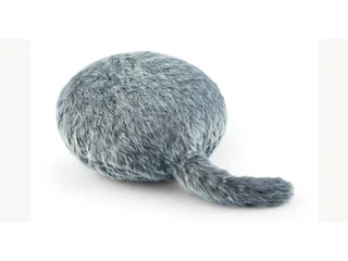 Cojín Qoobo de color gris con su cola robótica extendida