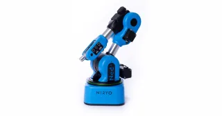 Ned2 de Niryo de cuerpo entero, plegado sobre su base azul.