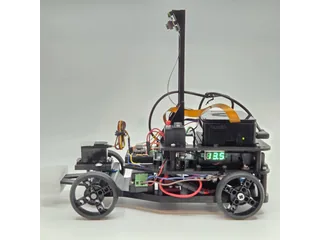 Fotografía de Double-X de su coche robot completo visto de lado, con estructura de tres niveles y cámara en un soporte alto.