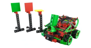 Robot móvil del kit Robotics Hightech junto a accesorios de actividad.