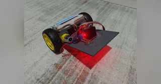 Fotografía de Berat Tezer del robot de equilibrio completo sobre el suelo, con dos ruedas y la electrónica visible en su placa impresa.
