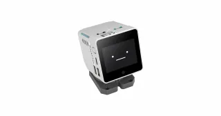 StackChan de M5Stack con pantalla facial sobre su base de movimiento.