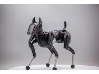 Fotografía oficial de HENGBOT Sirius de cuerpo completo, de pie sobre una mesa.