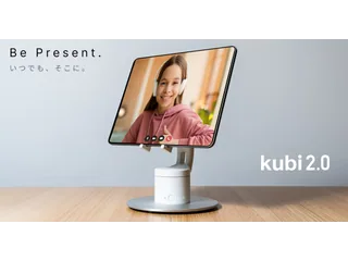 Imagen promocional oficial de kubi 2.0 sobre una mesa, sosteniendo una tableta que muestra a una mujer durante una videollamada.