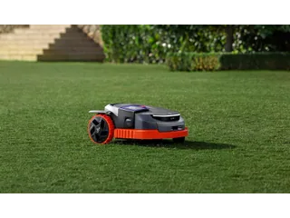 Navimow X3 completo sobre una franja de césped, en una imagen oficial.