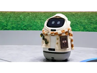 Robot Doova con pantalla, ruedas, abrigo y bufanda en una demostración de Tuya en IFA 2026.