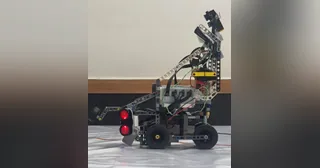 Fotografía de ShahroodRC de su coche robot completo, con chasis LEGO, cuatro ruedas y soporte de sensores; recorte de la fotografía original.
