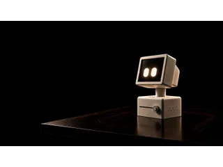 Render oficial de Presence Labs de Sudo completo, con cabeza cúbica, cara luminosa y base cuadrada sobre una mesa.