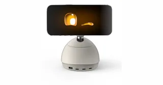Imagen oficial de Loona Deskmate Studio White con un iPhone horizontal mostrando ojos amarillos.