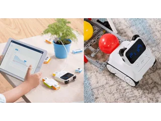 Composición fotográfica oficial de Codey Rocky: el controlador separado junto a una tableta y módulos electrónicos, a la izquierda, y el robot sobre una alfombra junto a una construcción, a la derecha.