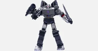 Megatron Flagship de Robosen gris y negro en posición erguida con accesorios en las manos