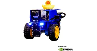 Duckiebot con chasis azul y amarillo, dos ruedas, cámara y un patito de goma encima.