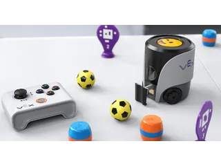 Render oficial de VEX AIM con mando, pelotas, barriles y señales AprilTag.