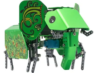 Q-Elephant verde de Robobloq construido con piezas metálicas, trompa y patas articuladas
