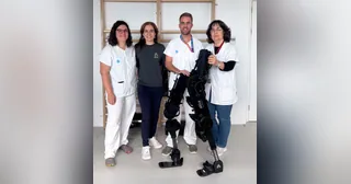 Exoesqueleto ABLE completo, desde el apoyo del tronco hasta ambos pies, junto al equipo del Hospital Universitari de Bellvitge.