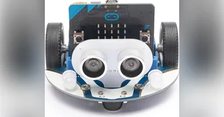 Cutebot azul con frontal blanco, sensor ultrasónico, dos ruedas y micro:bit en el montaje de Elecfreaks