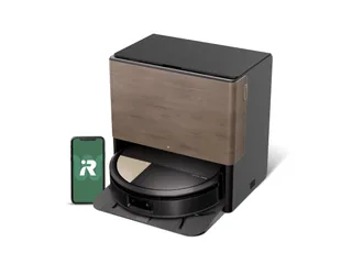 Render oficial del Roomba Max 705 Combo negro junto a su estación y una pantalla de la aplicación.