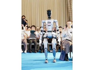 DOBOT Atom físico de cuerpo completo ante asistentes en la presentación de Nagoya