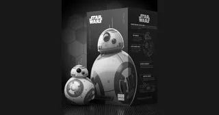 Sphero BB-8 junto a su caja de Star Wars en una fotografía de producto en blanco y negro.