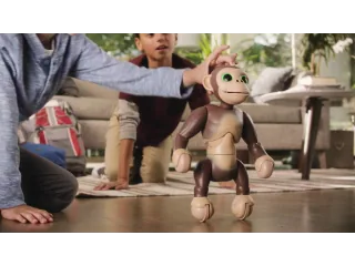 Zoomer Chimp de pie en un anuncio oficial de Spin Master.