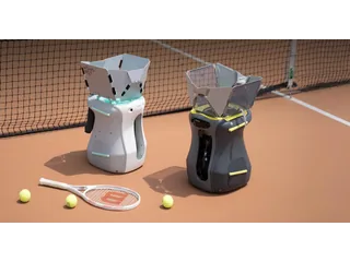 Imagen oficial de dos robots lanzapelotas Pongbot Aura, blanco y gris, colocados junto a una red en una pista de tenis.