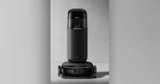 eufy S1 Pro negro acoplado a su estación de mantenimiento.