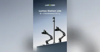 Imagen oficial de Lumos Station Lite con dos brazos negros sobre una mesa y una cámara elevada; el cartel identifica el modelo.