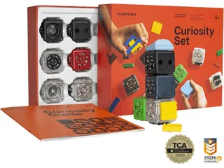 Caja Cubelets Curiosity abierta con los bloques robóticos magnéticos del conjunto.