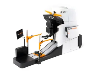 LEXO completo, con soporte del tronco, pasamanos, plataformas para los pies y base en la imagen oficial de Tyromotion.