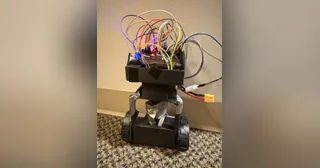 Fotografía de Amadeu Behrend del robot de equilibrio completo, con estructura negra vertical, dos ruedas y Raspberry Pi visible.