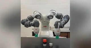 ABB YuMi de dos brazos en una imagen del laboratorio de la Universidad de Windsor.